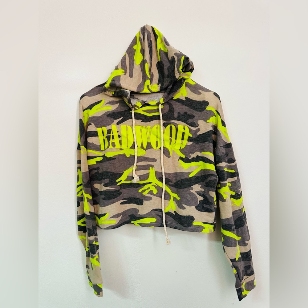 NEON CAMO BADWOOD CROPPED SWEATSHIRT SMALL